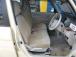 外見からは想像もつかないほど広い車内空間です。ゆったりと座れます。運転席にはシートリフターが付...